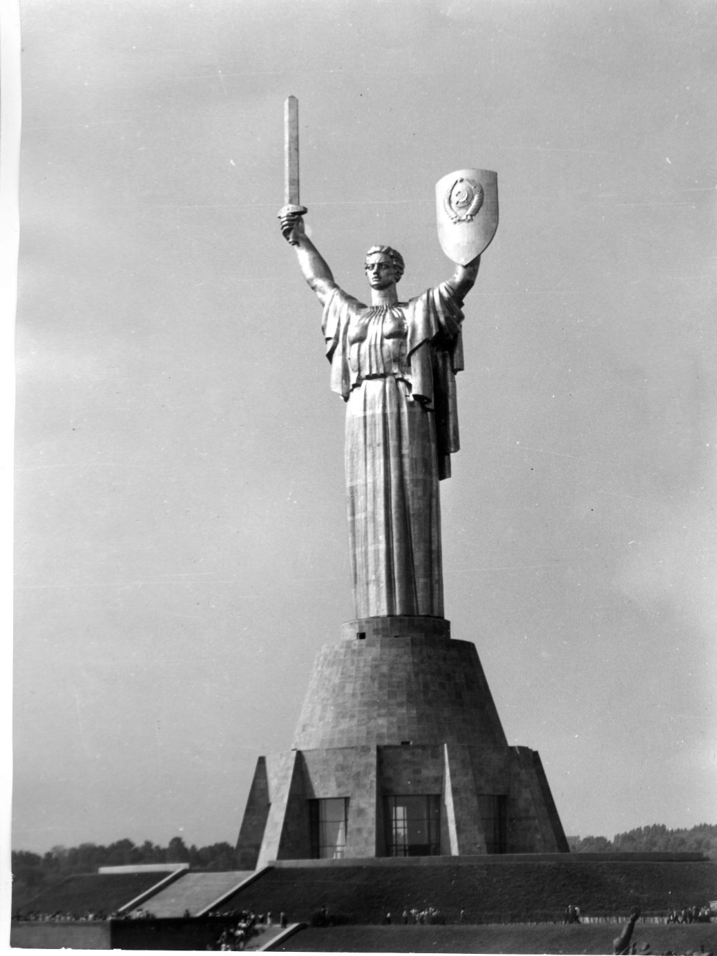 Цільнозварний монумент «Батьківщина-Мати» меморіального комплексу Великої Вітчизняної війни (м. Київ)